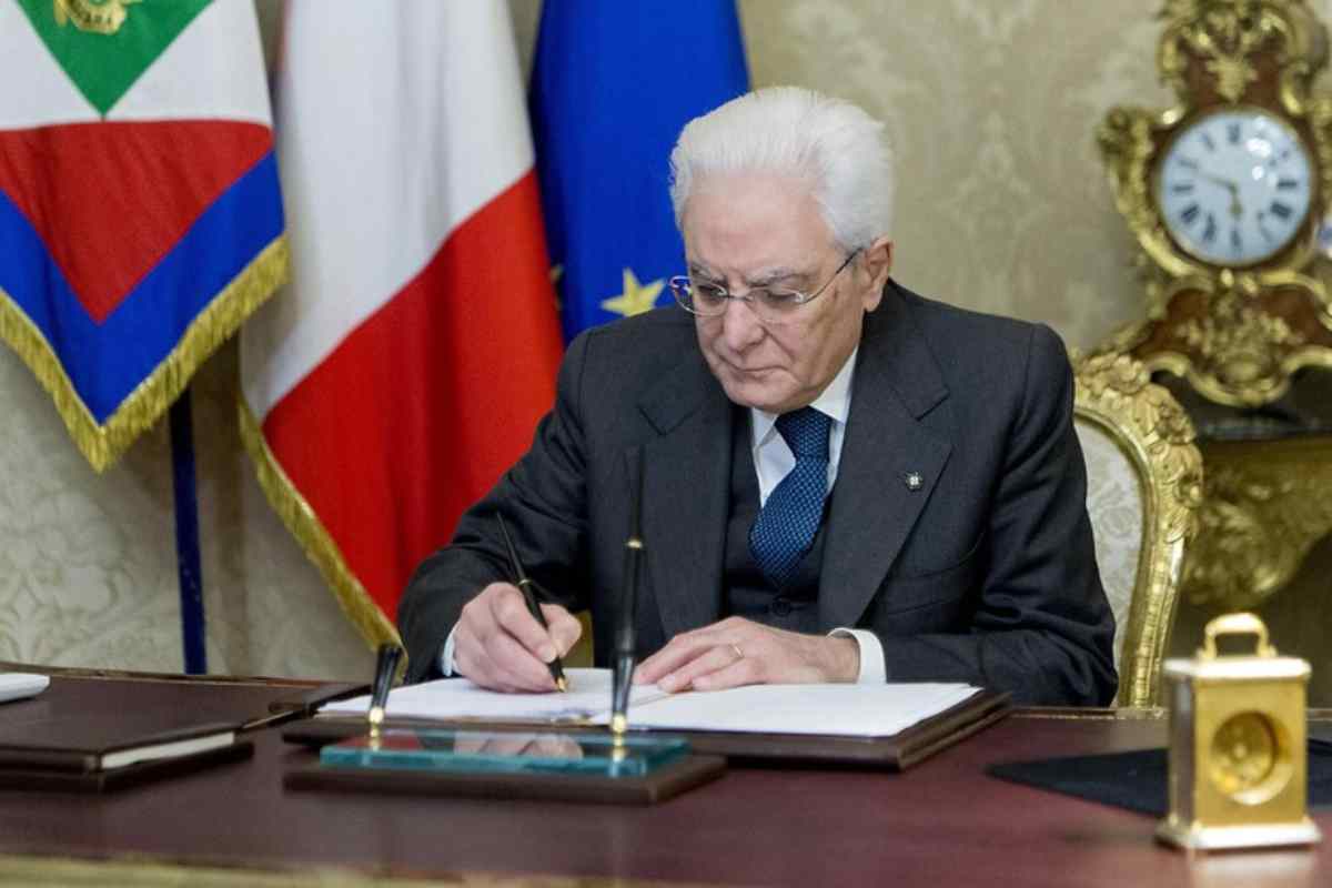 Il presidente Sergio Mattarella al lavoro