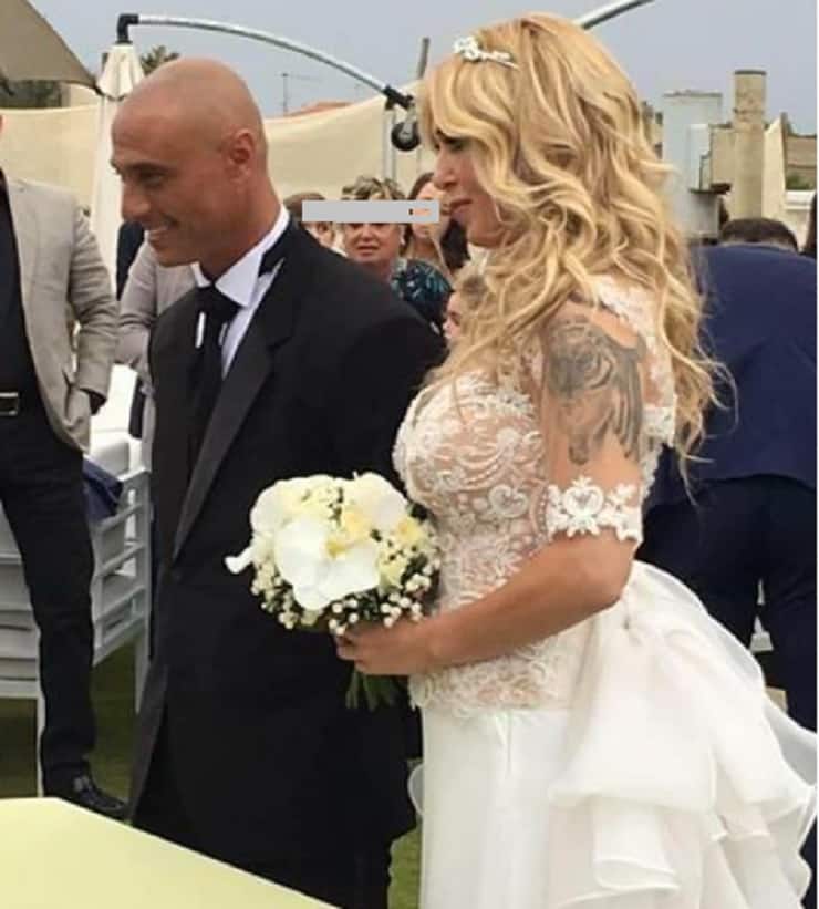 roberta bruzzone in abito da sposa durante il matrimonio con massimo marino