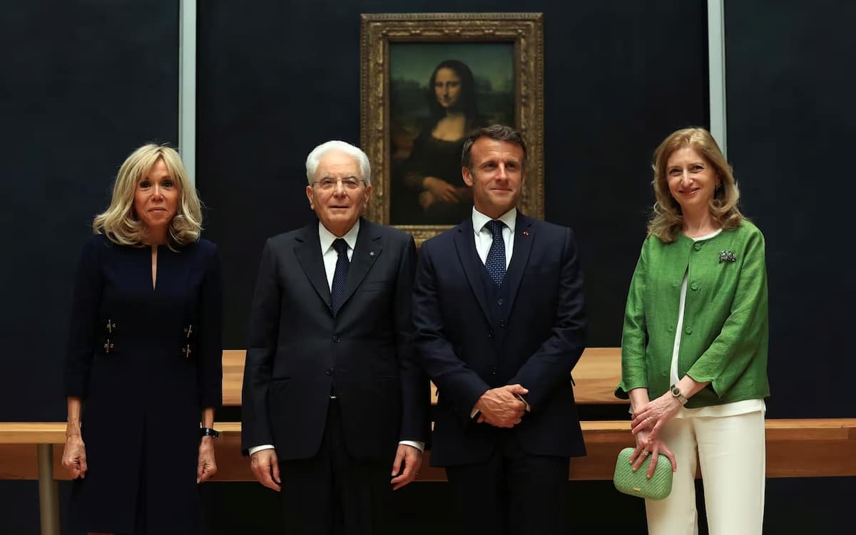 Macron e la moglie Brigitte con Mattarella davanti alla Gioconda