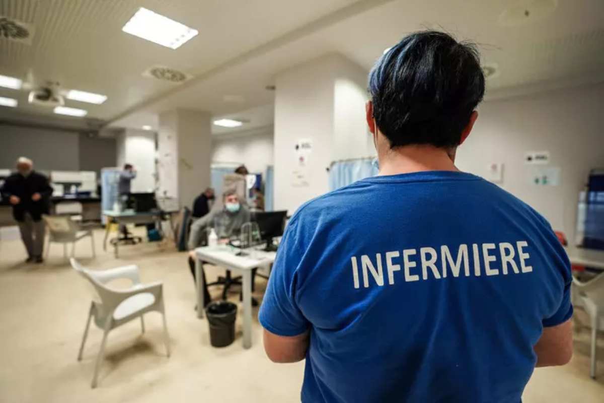 Un infermiere in servizio in un ospedale