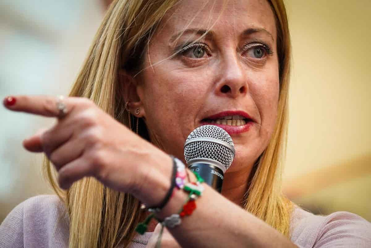 Giorgia Meloni in un comizio