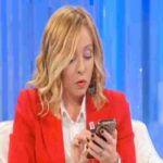 Giorgia Meloni alle prese con la calcolatrice