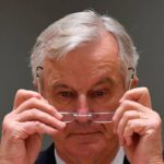 Michel Barnier, premier di Francia, pensoso con lo sguardo nel vuoto inforca gli occhiali