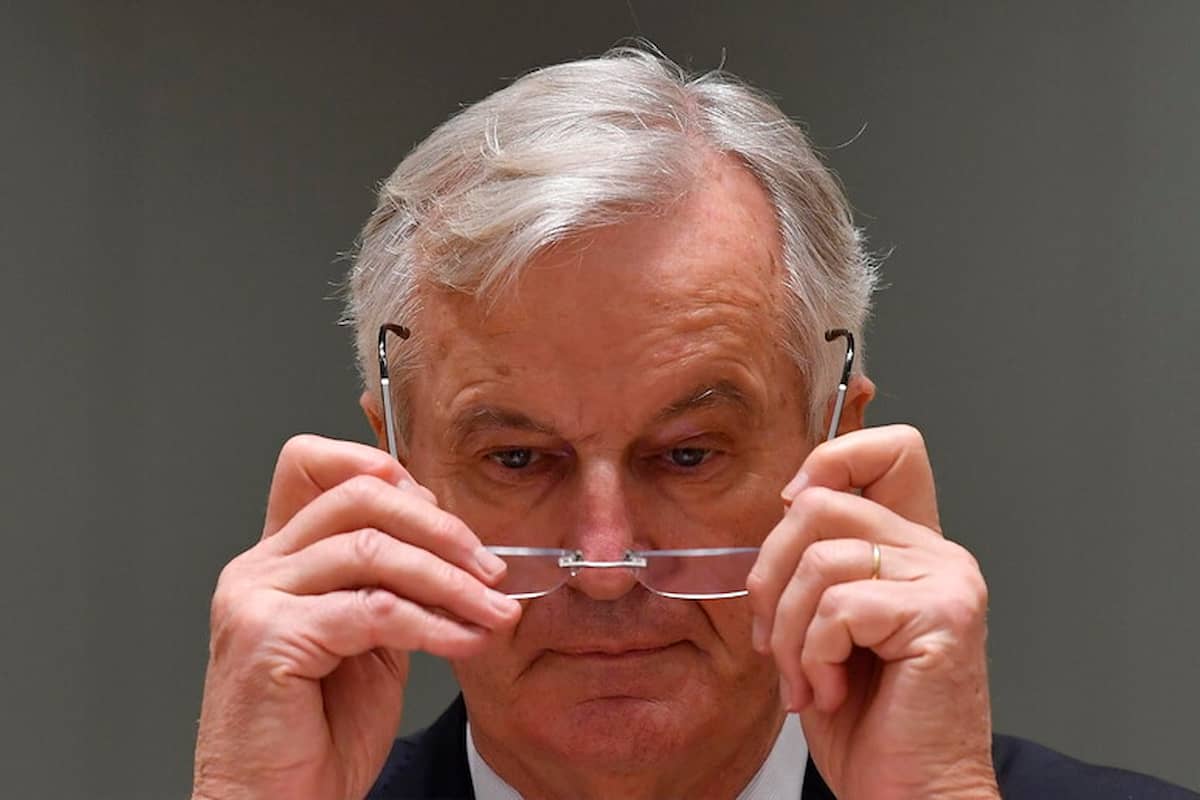 Michel Barnier, premier di Francia, pensoso con lo sguardo nel vuoto inforca gli occhiali