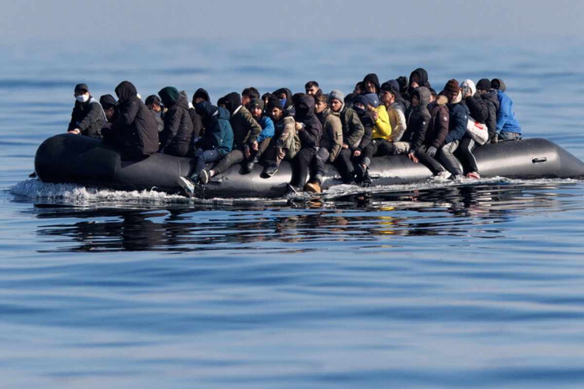 gommone di migranti in mare