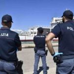 Polizia italiana attende lo sbarco di migranti