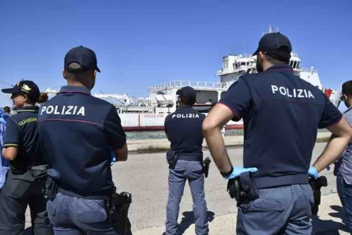 Polizia italiana attende lo sbarco di migranti