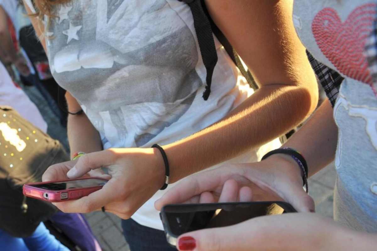 Ragazzi scrivono sul cellulare