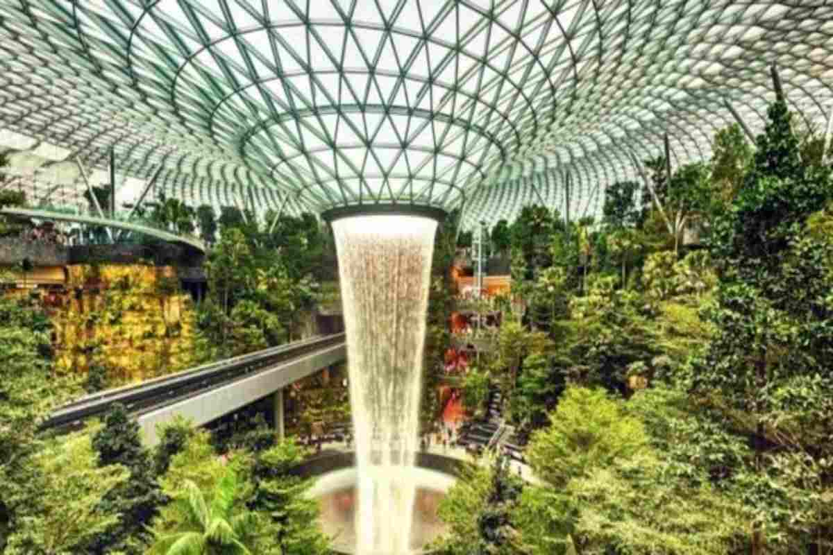 La cascata interna dell'aeroporto Changi di Singapore