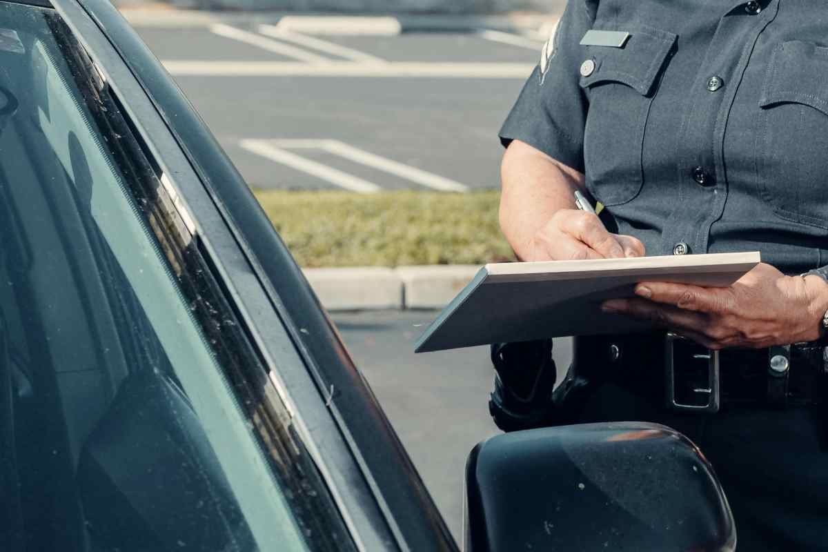 Un agente della polizia redige una multa