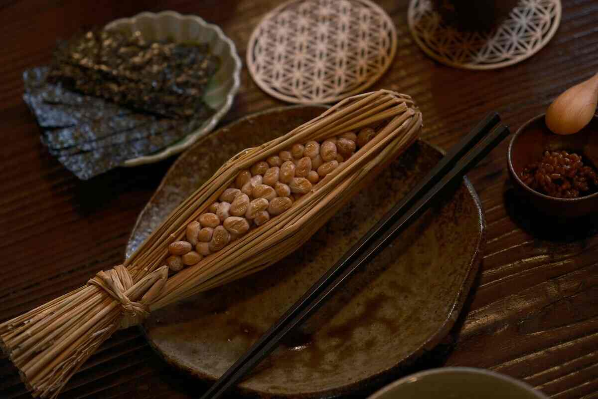 Natto, superfood Giapponese, su una tavola apparecchiata