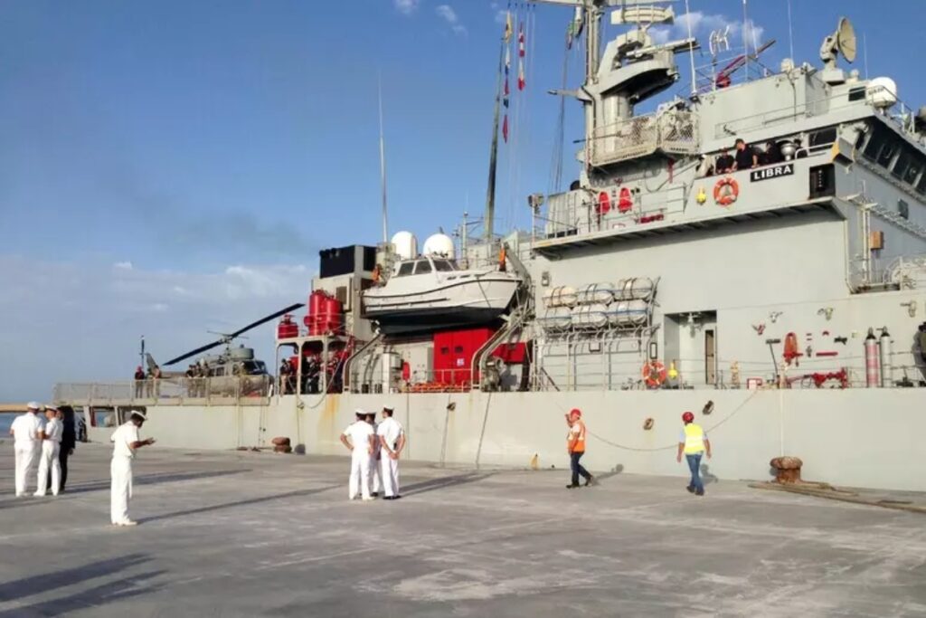 La nave che ha portato i clandestini dall'Italia all'Albania