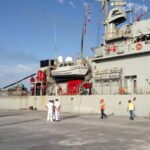 La nave che ha portato i clandestini dall'Italia all'Albania