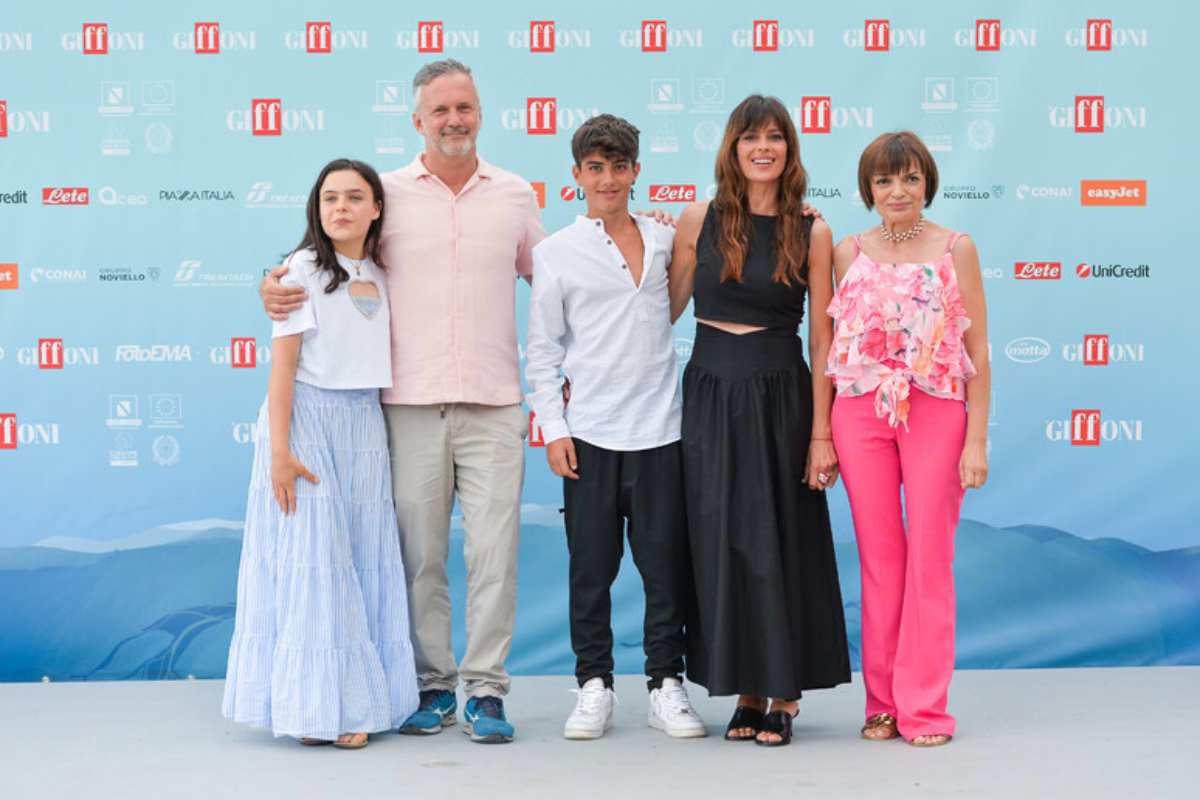 Il cast del film Il ragazzo dai pantaloni rosa in posa per i fotografi durante un festival