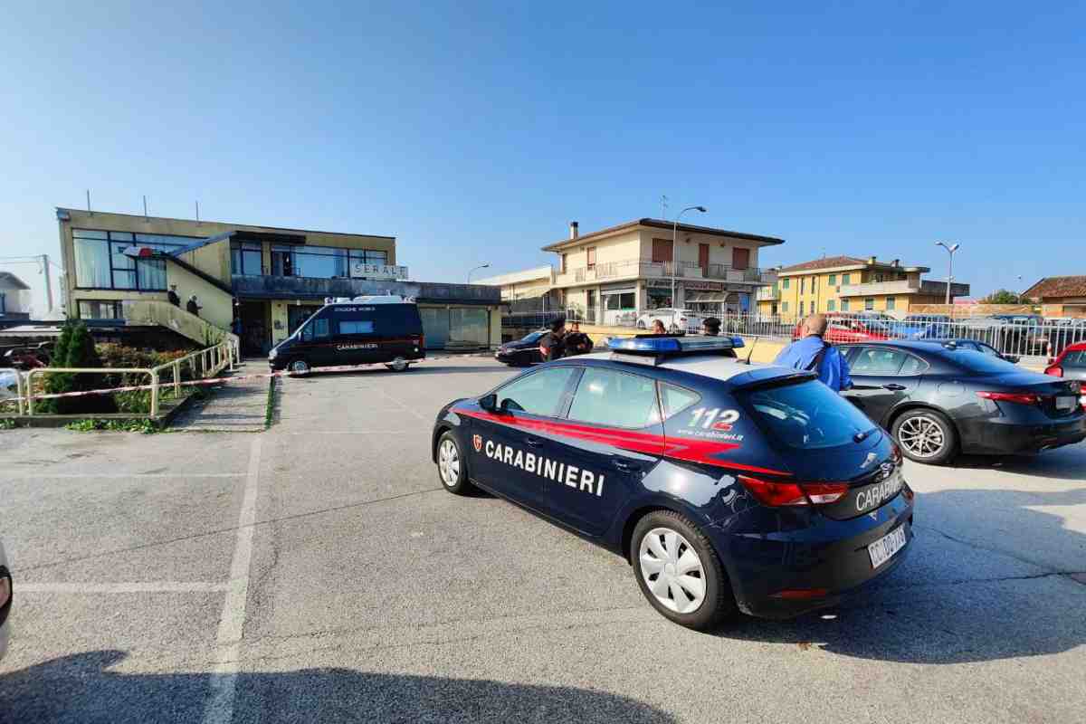 carabinieri sul luogo del ritrovamento del neonato morto a Piove di Sacco