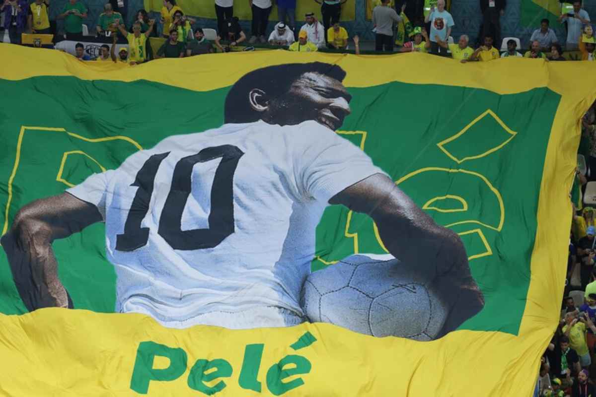 Enorme striscione di Pelè con il pallone in mano e i colori del Brasile sullo sfondo