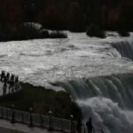 Il punto delle cascate del Niagara in cui si è gettata una donna con i suoi due figli