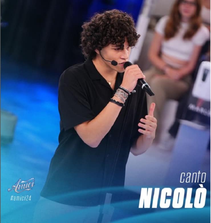 nicolò filippucci canta ad amici