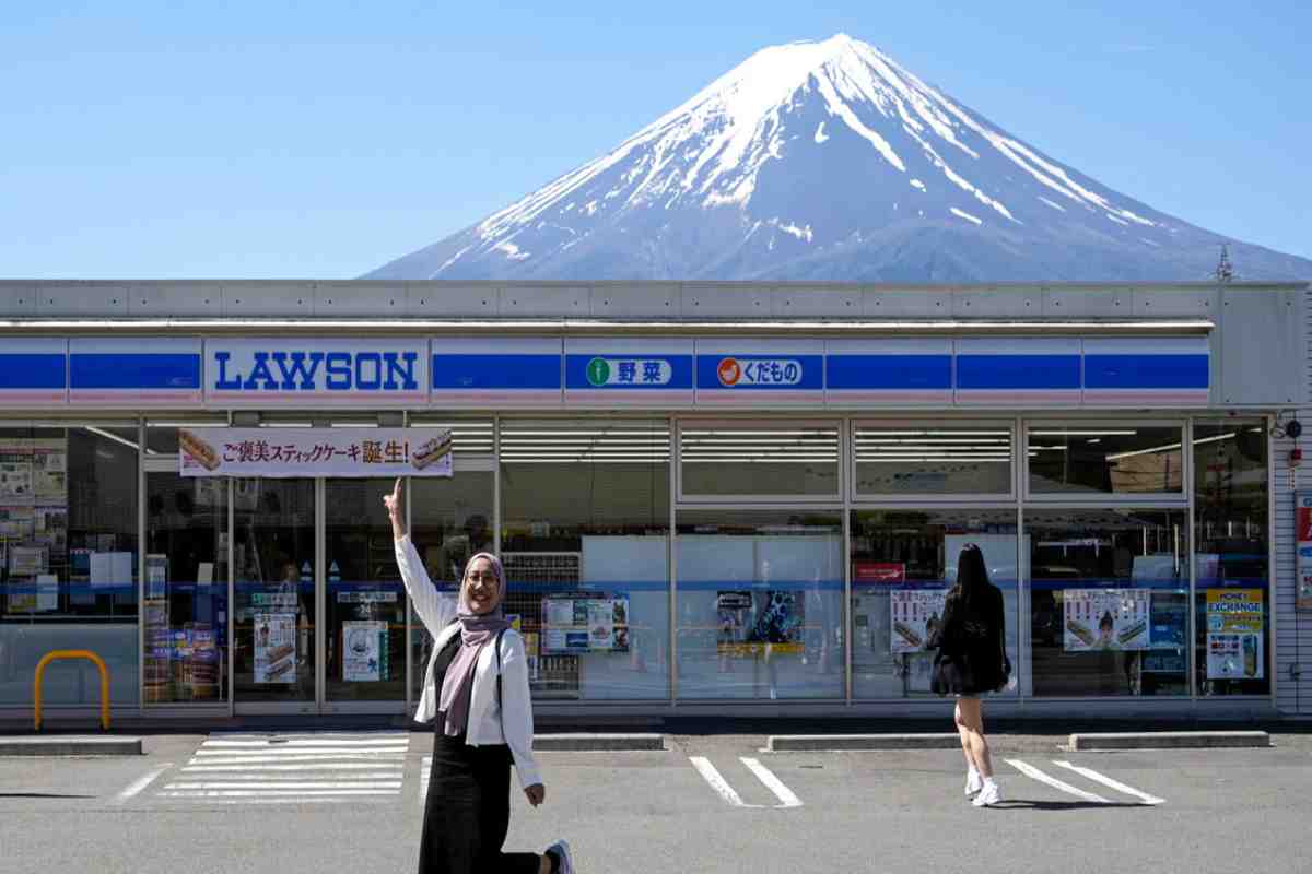 Una donna fotografata con il Monte Fuji alle sue spalle