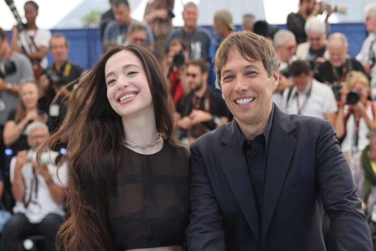 L'attrice Mikey Madison e il regista Sean Baker fotografati durante un festival