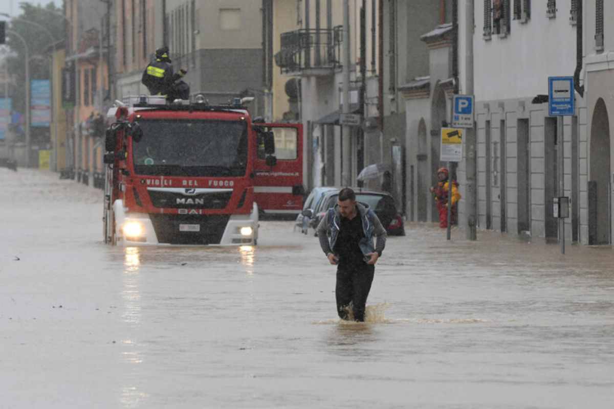 camion dei pompieri bloccato nell'acqua dopo un nubifragio