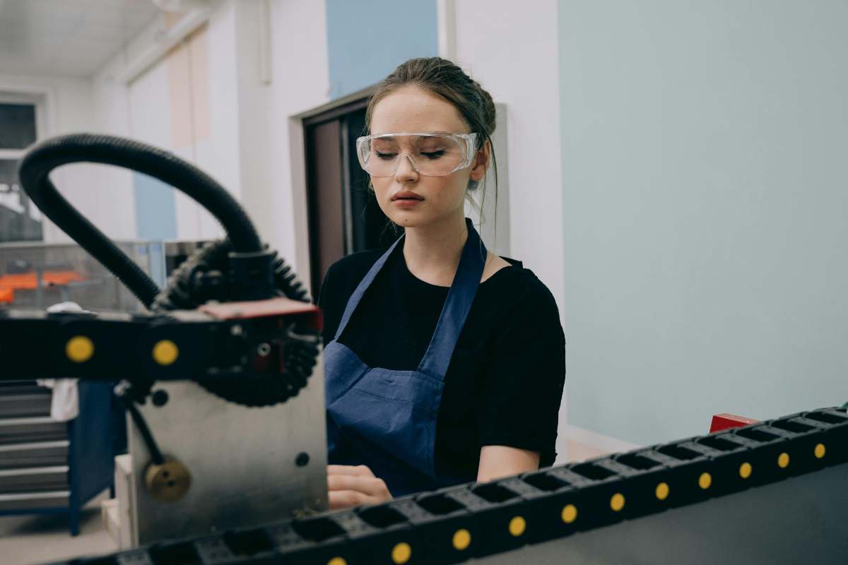 Un'operaia al lavoro