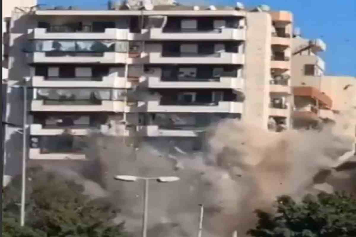 La palazzina che a Beirut crolla dopo essere stata colpita da un missile israeliano