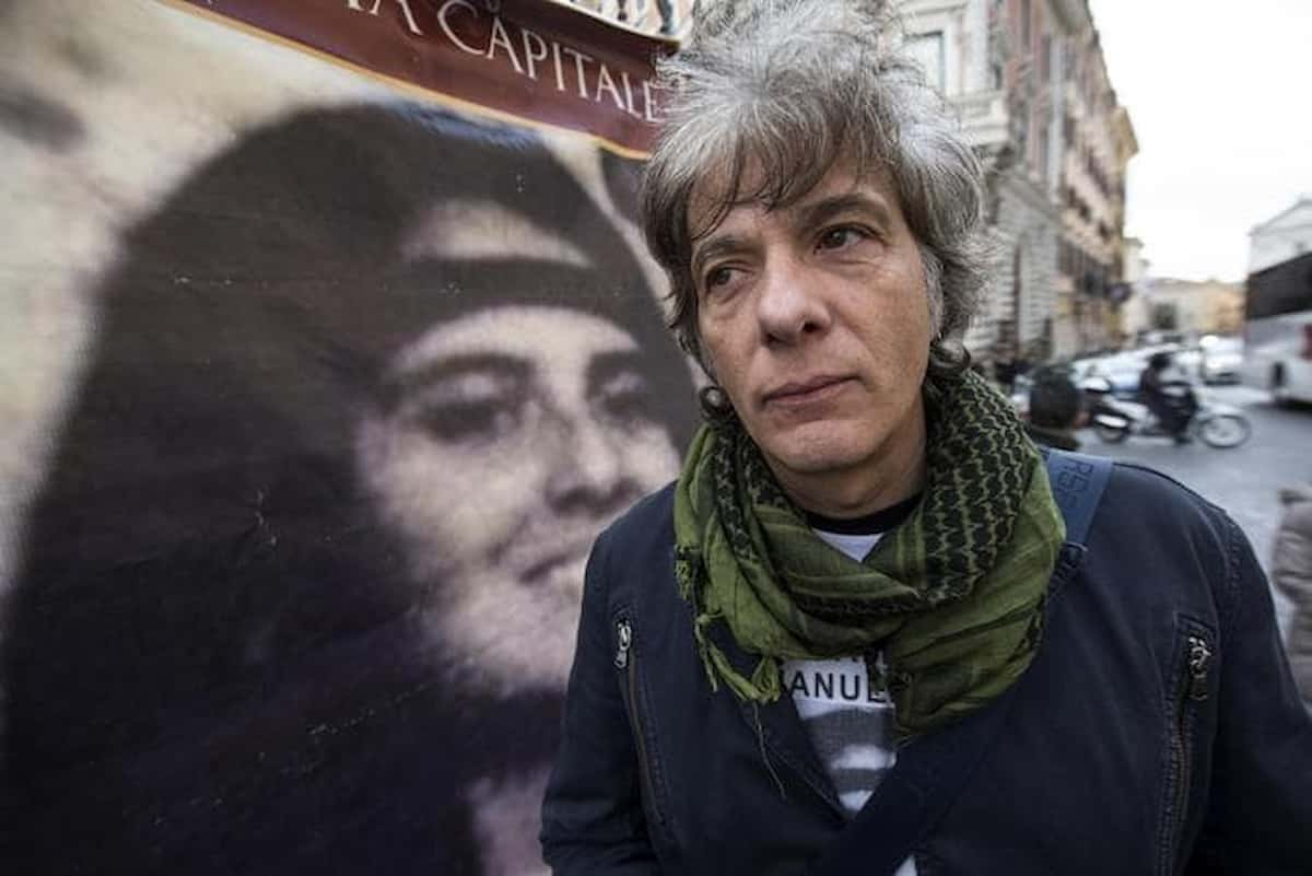 Pietro Orlandi col poster della sorella Emanuela haprovocato l'ira di Gasparri