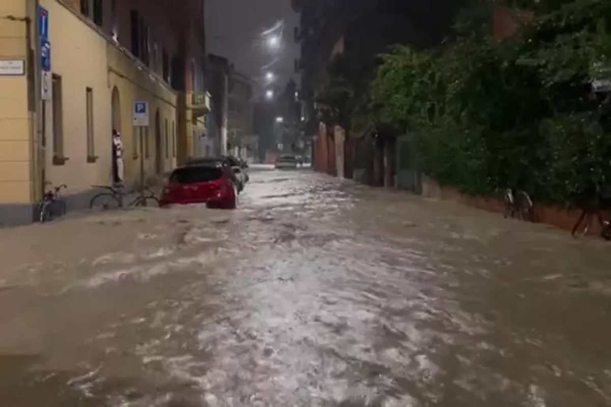 Le strade di Bologna invase dall'acqua