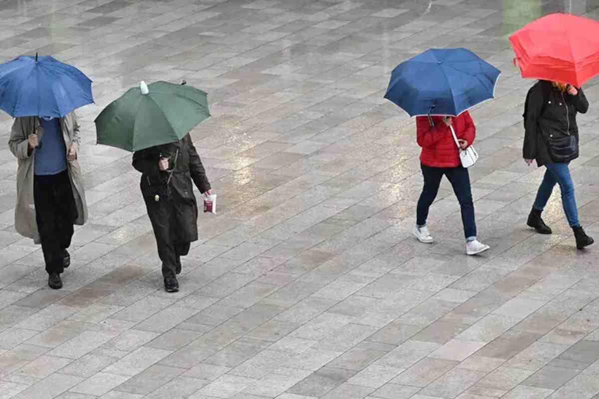 Persone in lotta contro la pioggia