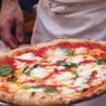 una pizza margherita appena sfornata