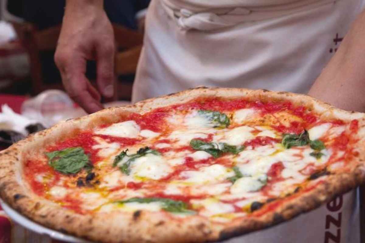 una pizza margherita appena sfornata