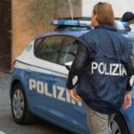 un'agente di polizia in un cimitero