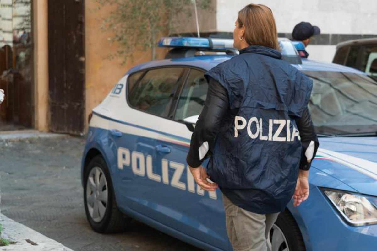 un'agente di polizia in un cimitero