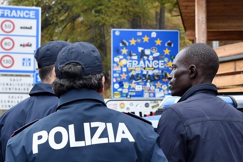 agenti di polizia italiana e straniero 