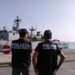 due poliziotti controllano un porto