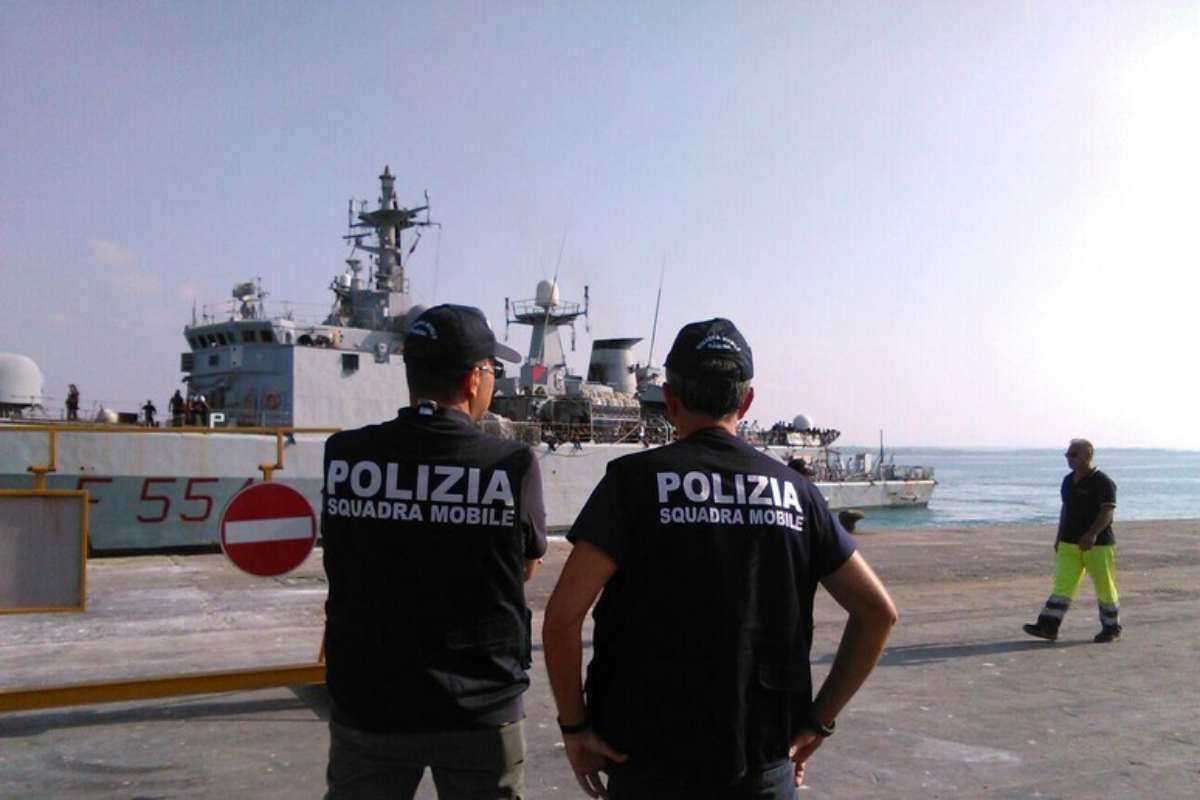 due poliziotti controllano un porto