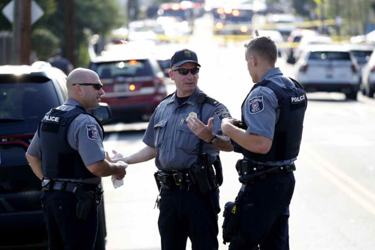 poliziotti americani in strada