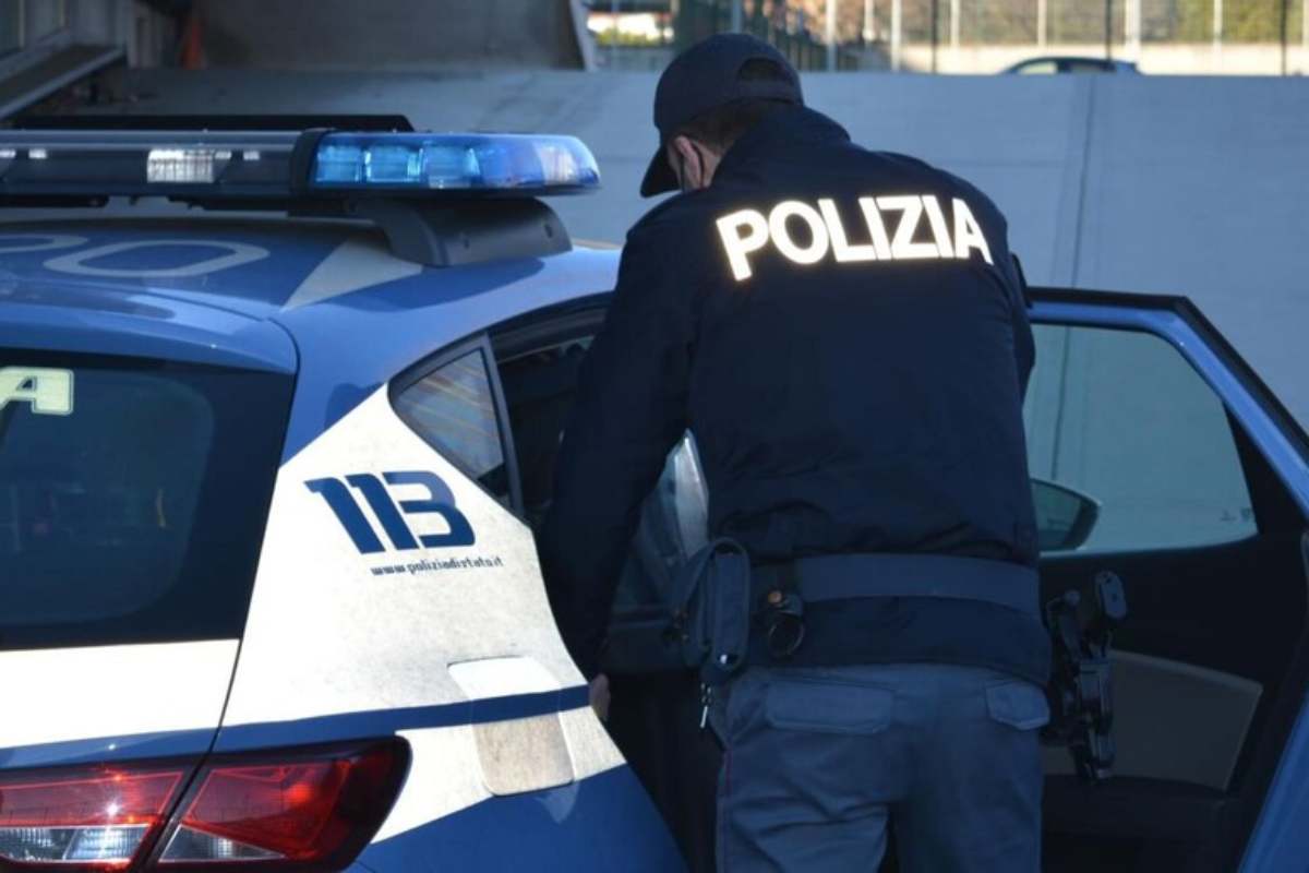 Polizia in servizio effettua un controllo in strada 