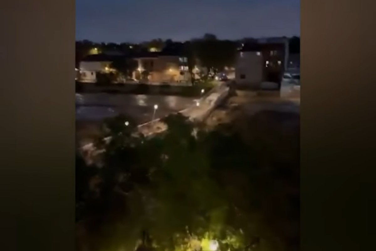 il video del ponte crollato durante l'alluvione a valencia