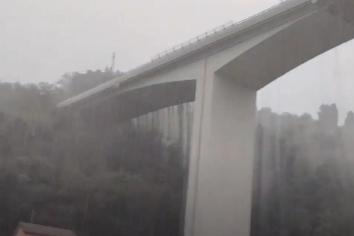 ponte a sori sembra una cascata d'acqua