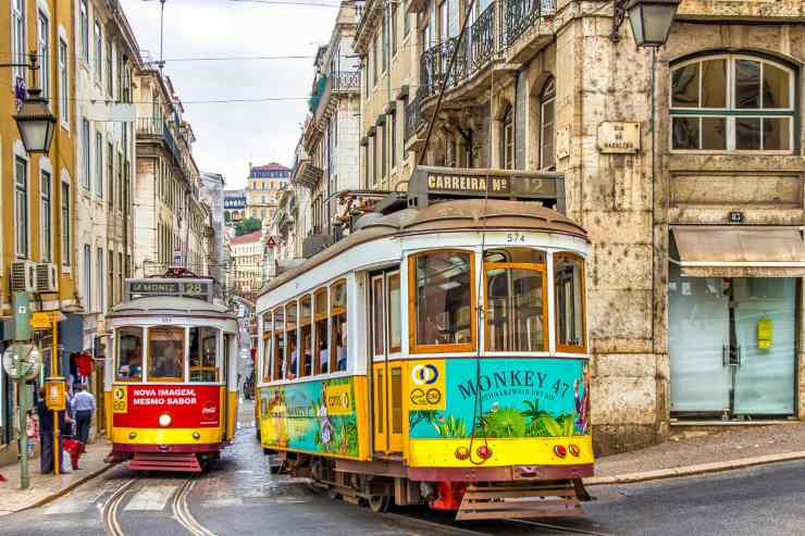 Una strada portoghese con i caratteristici tram