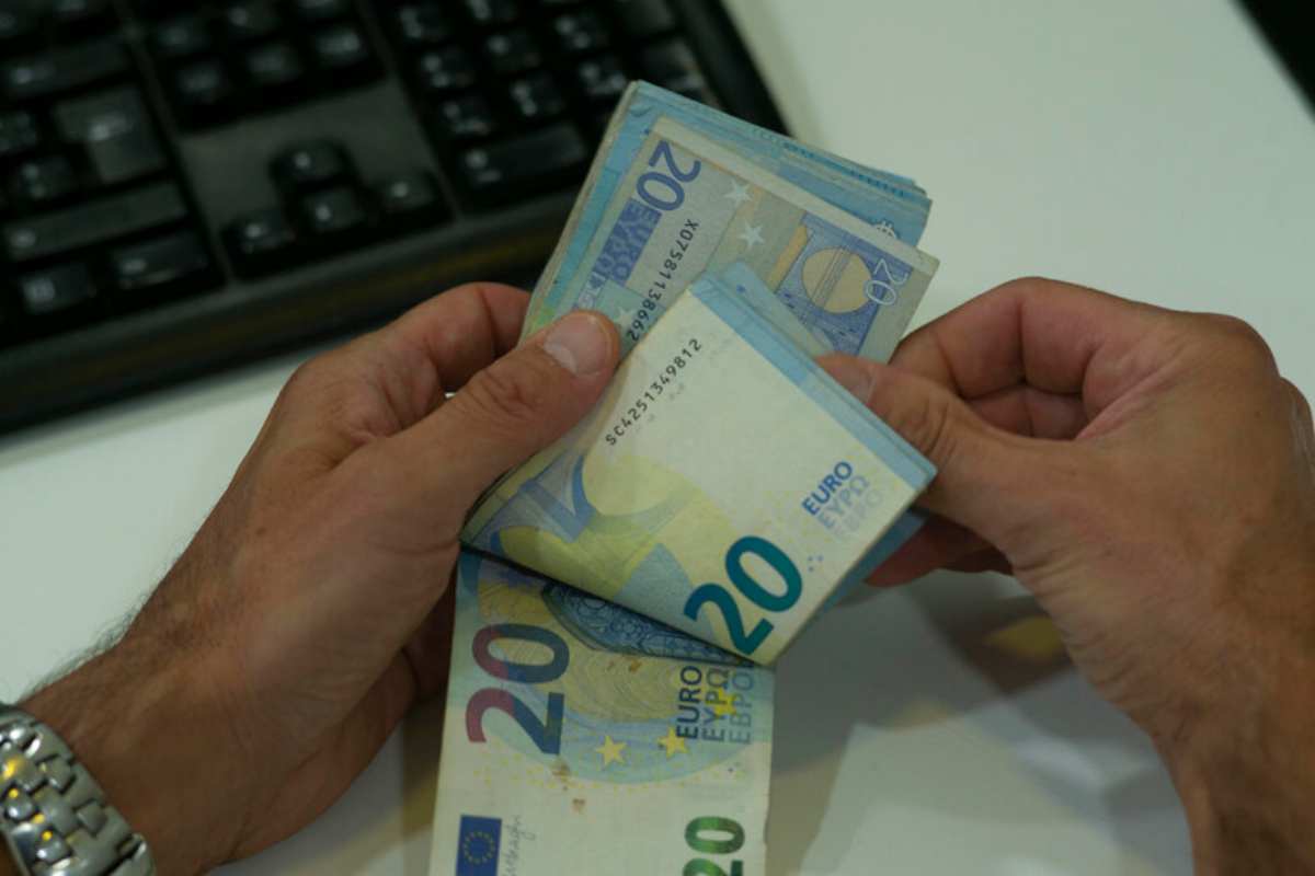 uomo conta banconote da 20 euro