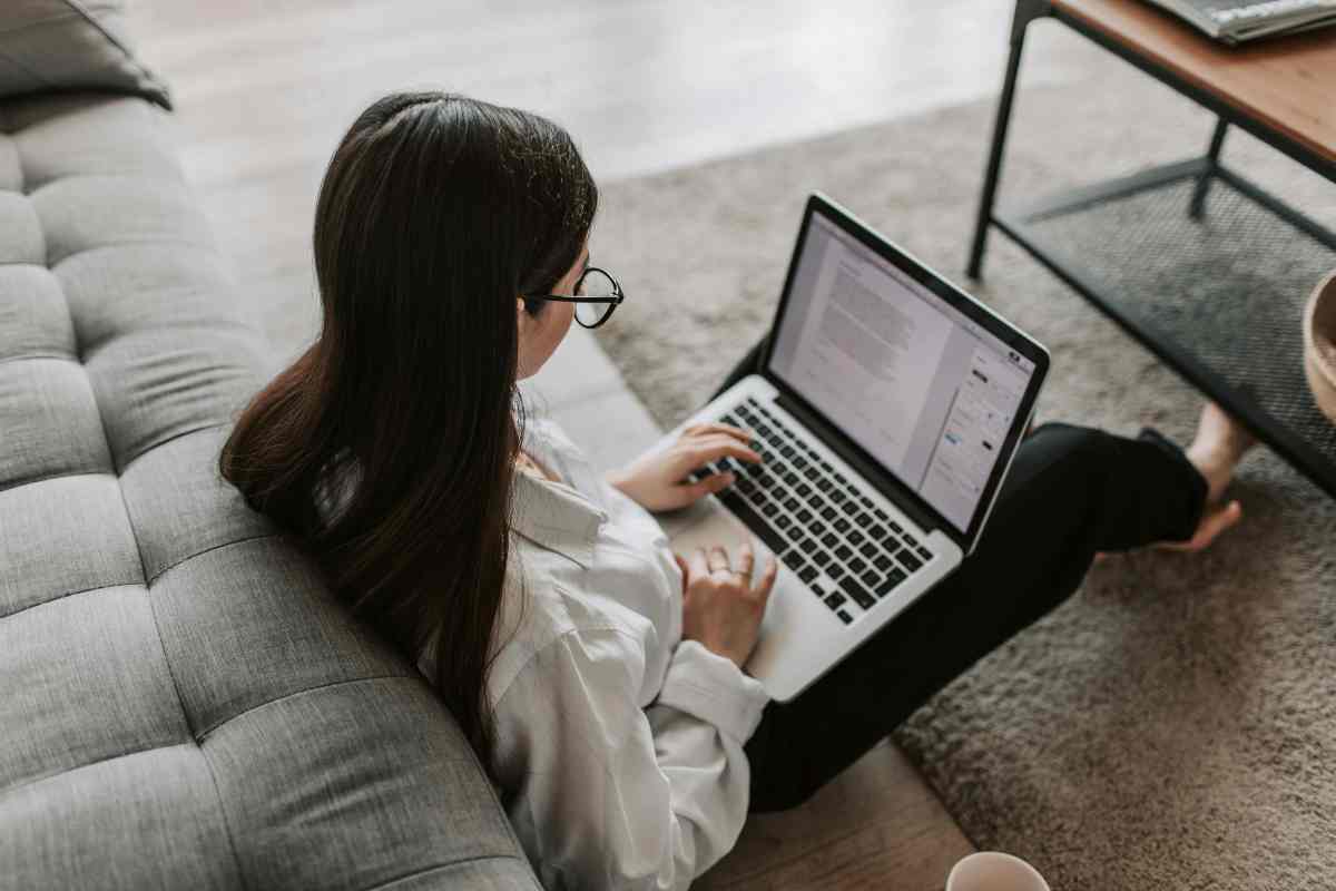 Una ragazza che lavora al laptop