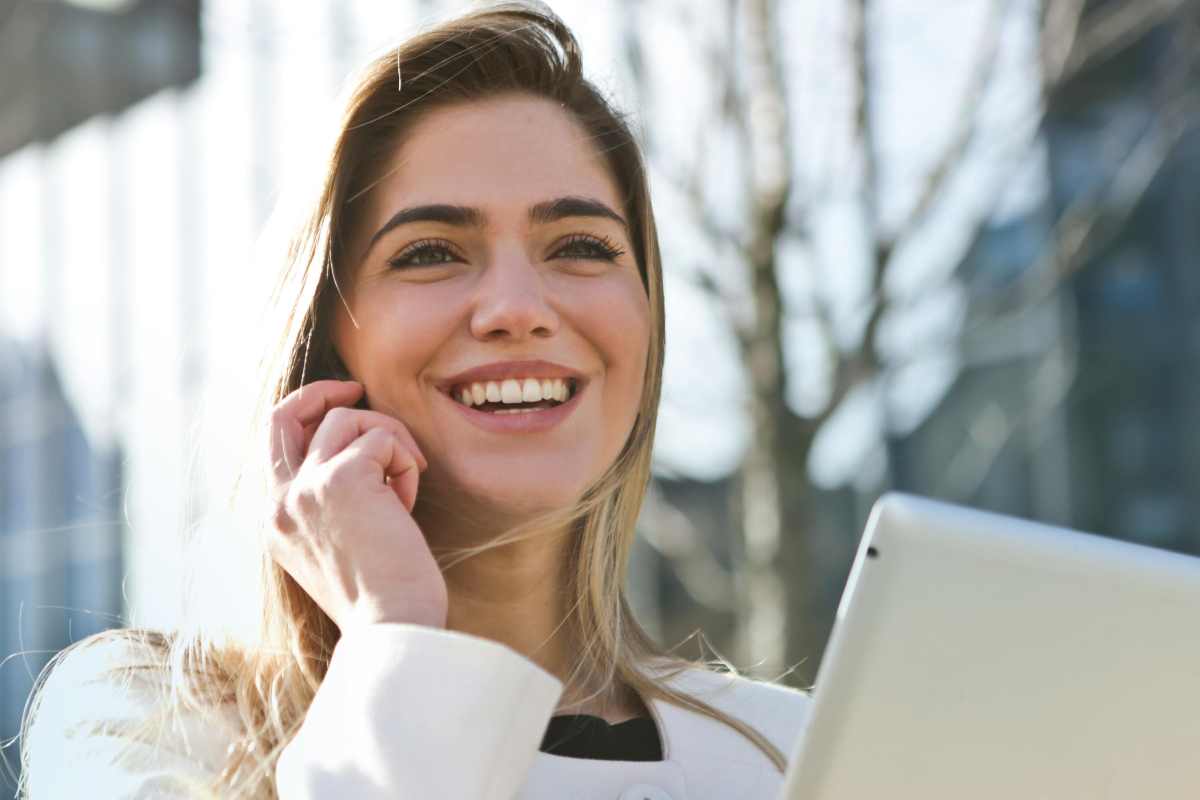 Ragazza contenta al telefono