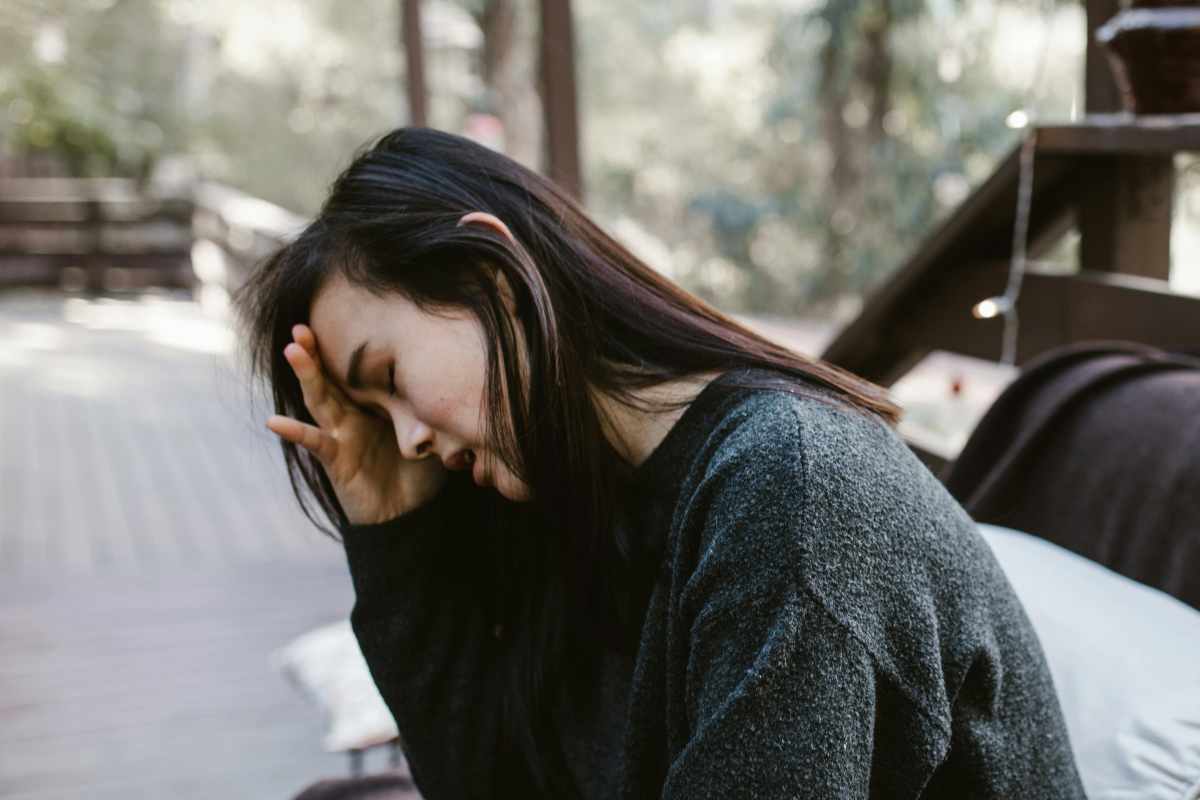 Una ragazza delusa si tocca la fronte