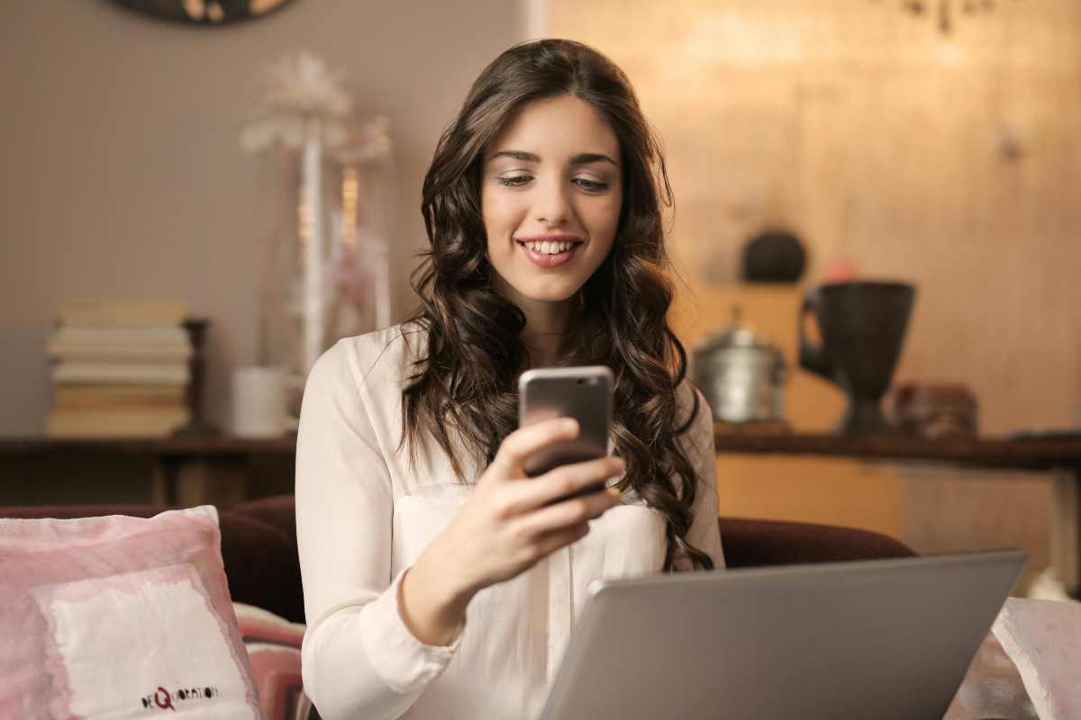 Ragazza al telefono e davanti al laptop