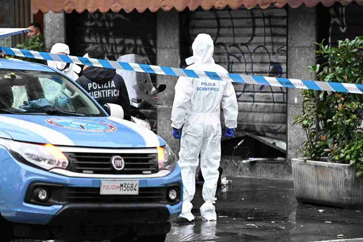 La polizia al lavoro dove è stato ucciso un uomo a Milano che aveva tentato di rubare i gratta e vinci