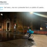 Un rider che consegna pizze, malgrado l'alluvione