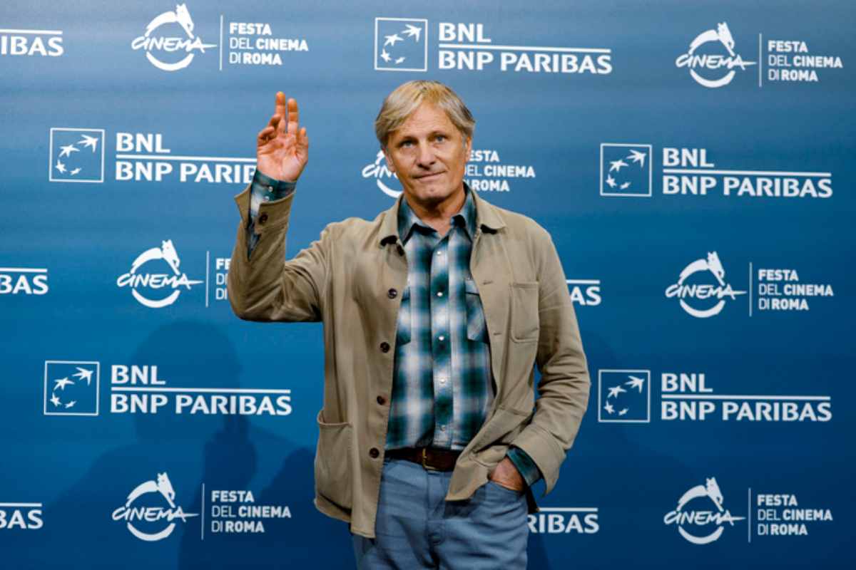 L'attore Viggo Mortensen saluta i fan mentre viene fotografato durante un festival